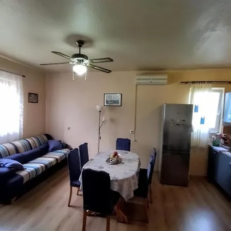 Apartmán In With Terrace, Air Conditioning, Wi-fi Nin